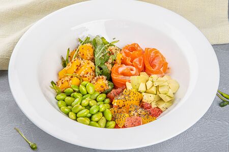 Салат с лососем и бобами эдамамэ