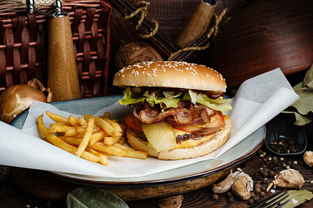 Бургер Дон Бекон и фри