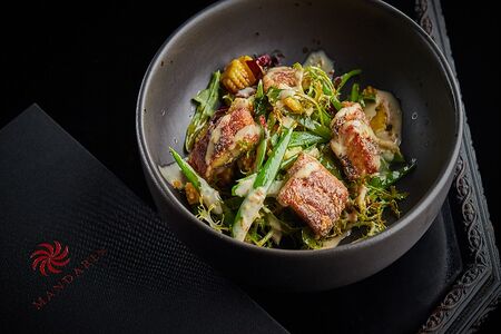 Салат с копченым угрем и овощами под кунжутным соусом