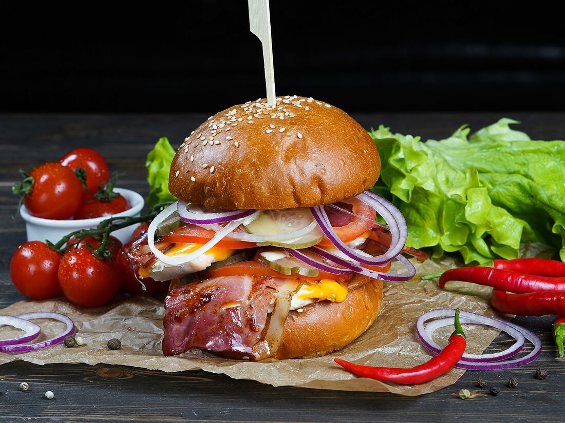 Добрый бургер казанская. Бургер с яйцом и беконом. Бургер вешенская. Бургер вешенская. Добрый бургер чусовой.