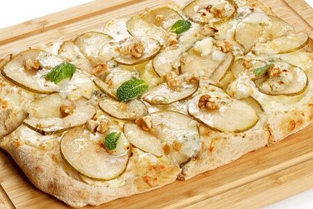 Пицца груша и горгонзола