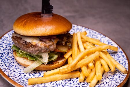 Бургер с мраморной говядиной, сулугуни и сливочным соусом BBQ