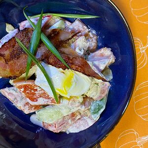 Салат Фермерский с беконом и яйцом пашот