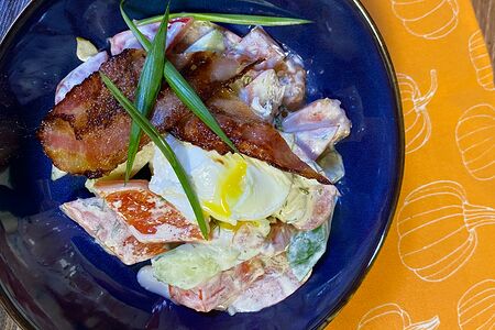 Салат Фермерский с беконом и яйцом пашот