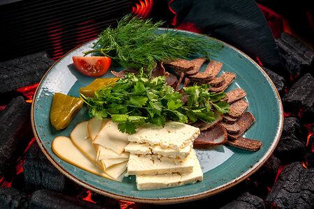 Тарелка с кавказскими сырами и мясными деликатесами
