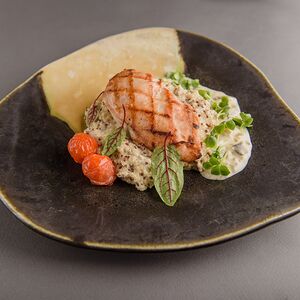 Куриная грудка с киноа и соусом из белых грибов