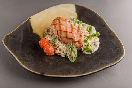 Куриная грудка с киноа и соусом из белых грибов