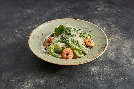 Салат Цезарь с тигровыми креветками