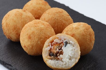 Рисовые шарики с угрём