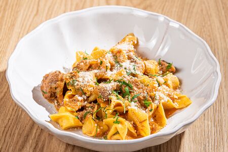 Сорпрезине с томленой голенью и пекорино романо