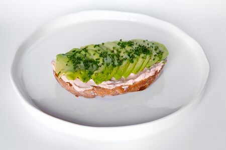 Авокадо-тост с песто и сыром шевр