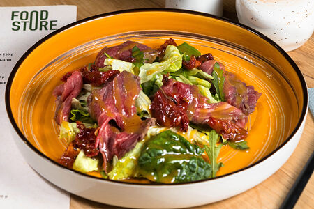 Салат с ростбифом, маринованными овощами и горчицей