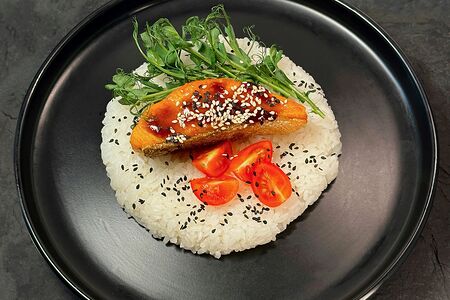 Стейк из лосося с рисом