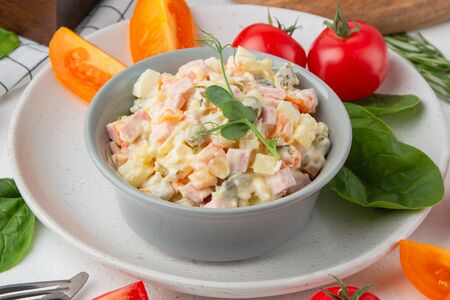 Салат Оливье с колбасой