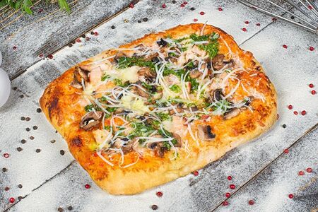Римская пицца с курицей и грибами