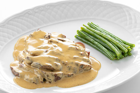 Скерт из мраморной говядины под перечным соусом со стручками фасоли