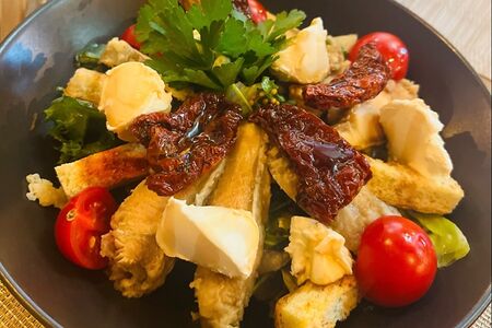 Салат с форелью