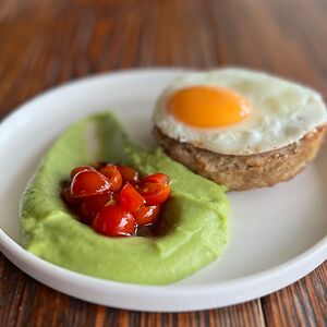 Бифштекс с пюре из картофеля и шпината