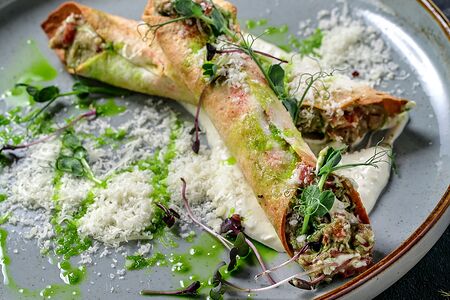 Трубочки с гуакамоле и томатами