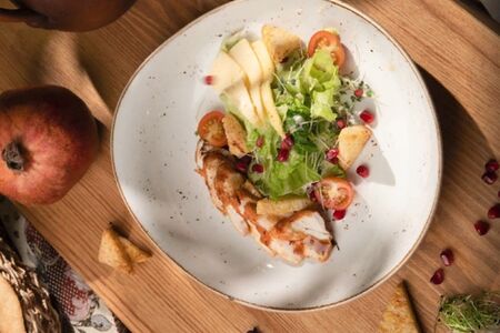 Цезарь по-грузински с курицей