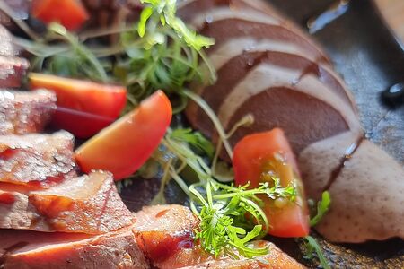 Подкопченное утиное филе с пьяной грушей