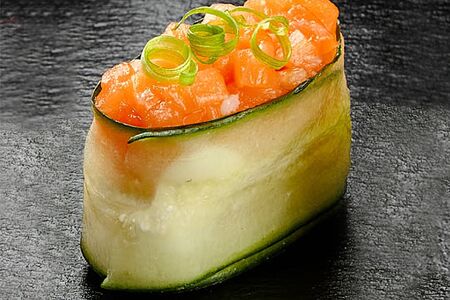 Гункан в огурце с лососем