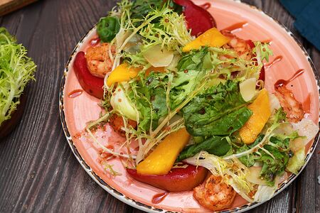 Салат с креветками, сыром пармезан и грушей, томленой в красном вине