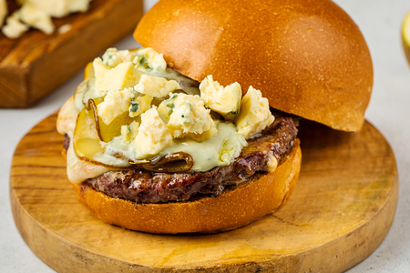 Бургер с мраморной говядиной, сыром блю-чиз и карамелизованной грушей