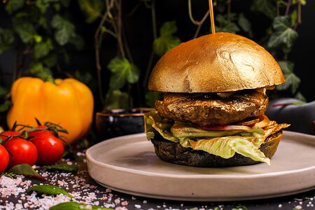 Золотой бургер Kaif с мраморной говядиной