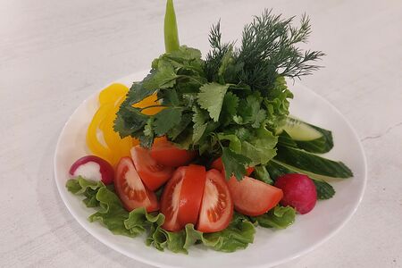 Плато из свежих овощей и зелени по-грузински