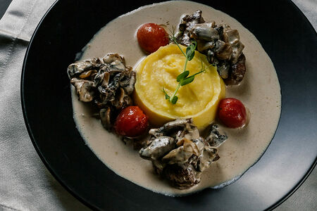 Телятина с грибами под сливочным соусом