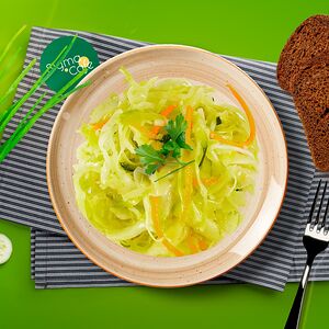 Салат из капусты с морковью и яблоками