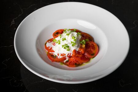 Томаты с сыром страчателла и апельсиновым лечо