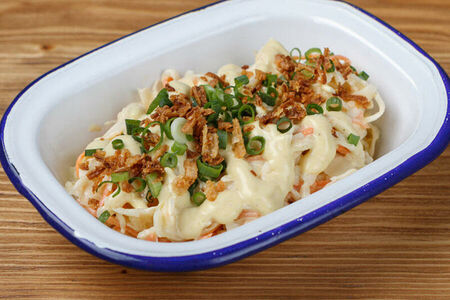 Коул слоу с горчичным соусом и хрустящим луком