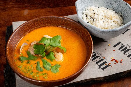 Том ям с морепродуктами