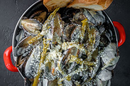 Мидии Спаржа, пармезан и яичный соус