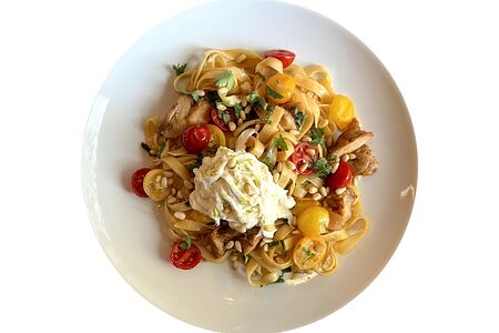 Паста с курицей, вялеными томатами и страчателлой
