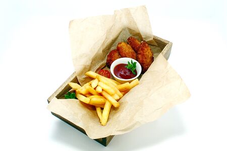 Куриные крокеты с картофелем фри