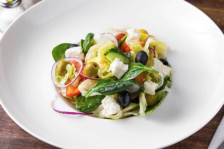 Салат Греческий с брынзой и соусом Песто