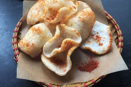 Креветочные чипсы с паприкой