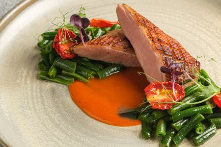 Утка со стручковой фасолью и облепиховым соусом