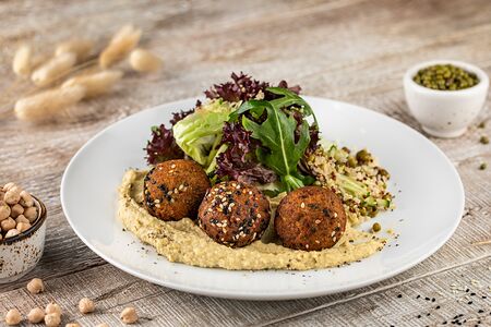 Теплый салат с фалафелем и хумусом