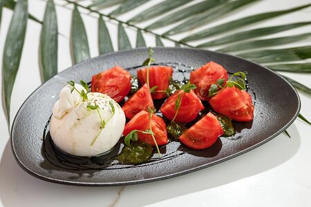 Буррата со сладкими томатами