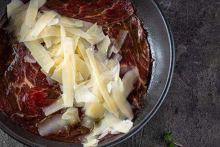 Карпаччо из говядины под пармезаном