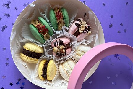 Набор макарон ассорти 8 штук №2 в розовой круглой коробочке