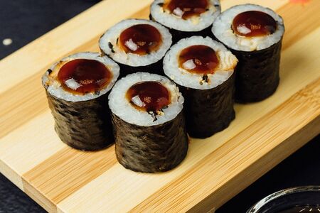 Маки-ролл с угрём