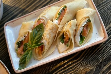 Блинчики с лососем и творожным сыром