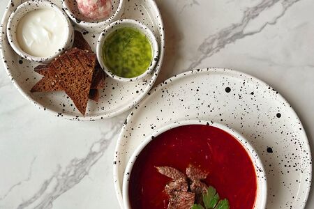 Борщ с крученым салом и бородинскими гренками