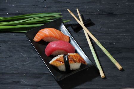 Суши с тунцом