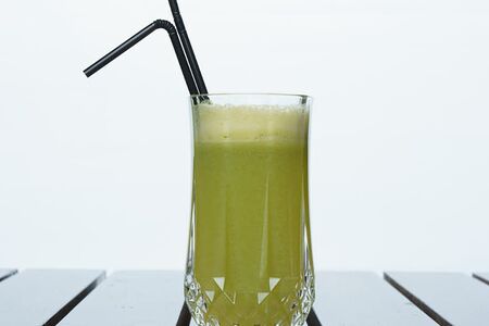 Свежевыжатый яблочный сок